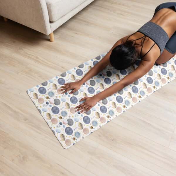 Femme pratiquant une posture de yoga sur un tapis
